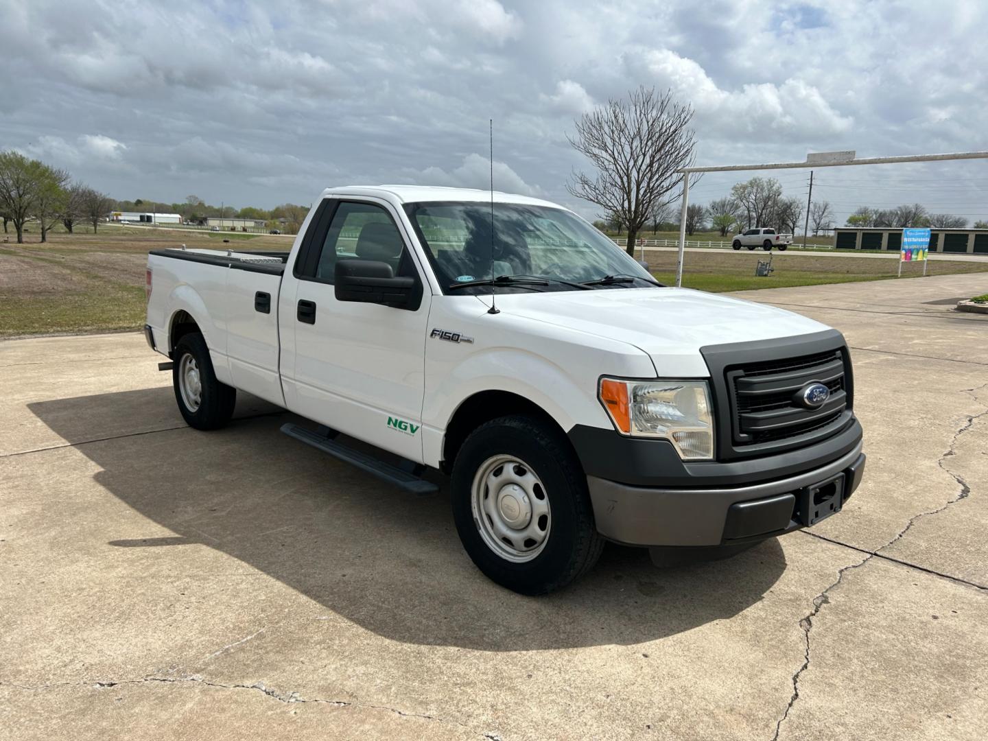 2014 White /Gray Ford F-150 STX 6.5-ft. Bed 2WD (1FTMF1CM7EK) with an 3.7L V6 DOHC 24V engine, 6-Speed Automatic transmission, located at 17760 Hwy 62, Morris, OK, 74445, (918) 733-4887, 35.609104, -95.877060 - Photo#2